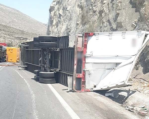 Vuelca tráiler en la Carretera 57