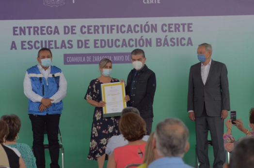 ENTREGA GOBERNADOR RIQUELME CERTIFICACIÓN CERTE A ESCUELAS DE EDUCACIÓN BÁSICA