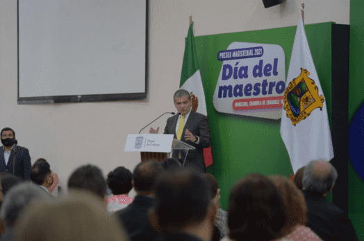 RECONOCE MARS A LOS DOCENTES DE COAHUILA CON PRESEA MAGISTERIAL