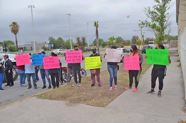Plantón de mujeres en la audiencia de violador