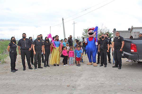 Elementos de Fiscalía llevan festejo infantil