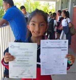Se esfuerza por ser alumna destacada