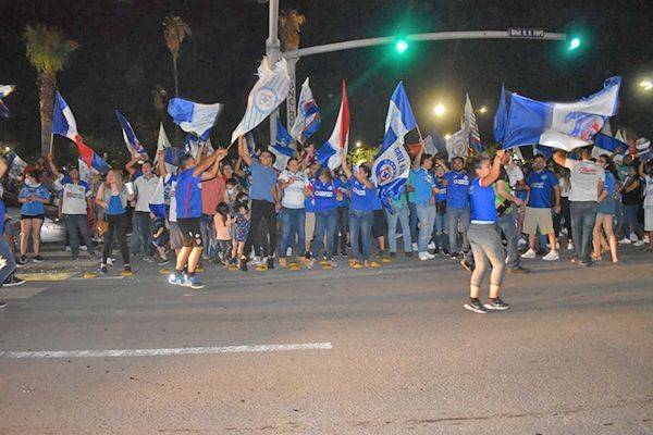 Festejan aficionados del Cruz Azul la obtención de La Novena estrella