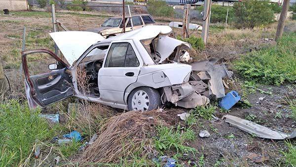 Sobrevive taxista a choque de milagro