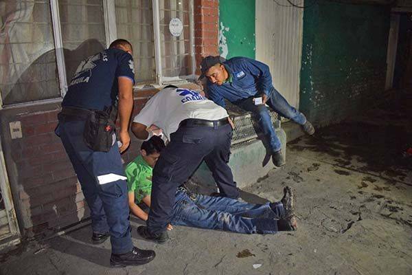 Lo encuentran tirado afuera de cantina