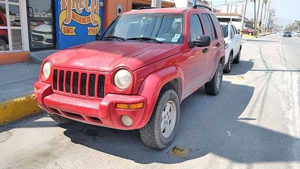 Mujer da llegue con camioneta
