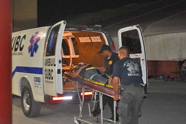 Resulta pareja herida en choque