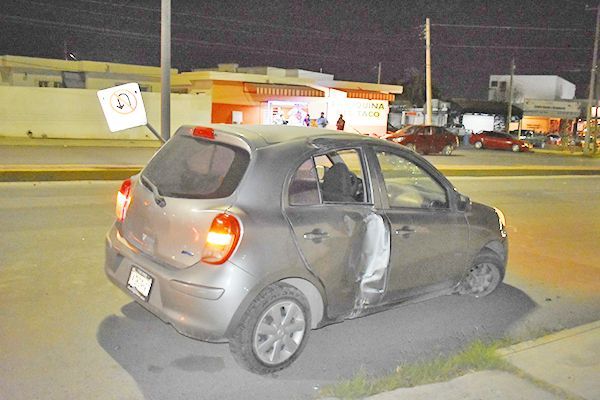 Embarra auto contra poste