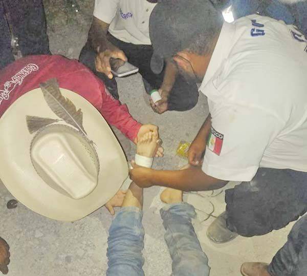 Apachurra toro a jinete en rodeo