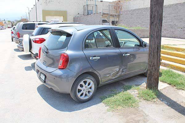 Mujer da raspón al pasar por banqueta