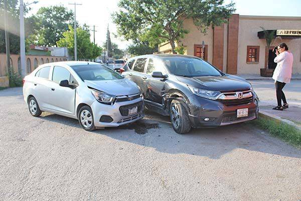 Conductora se vuela señalamiento de alto