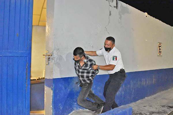 Quiebra vidrios al mostrarse agresivo