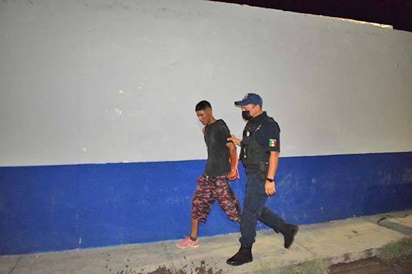 Deambula en ZC cargando Machete