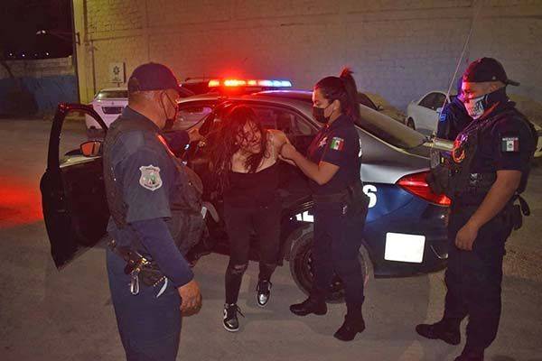 Encierran a mujer descontrola