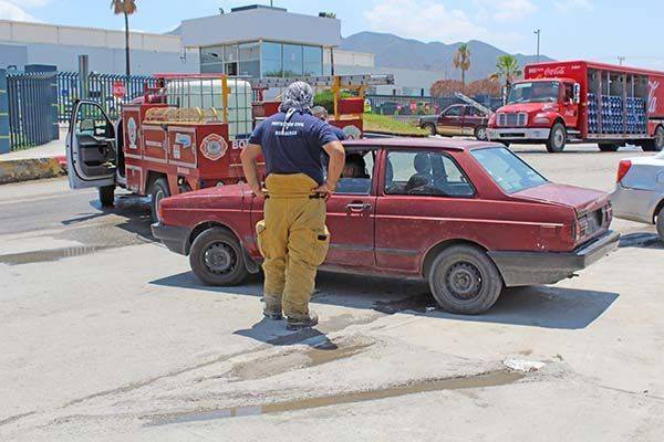 Bomberos sacan carro de barranco