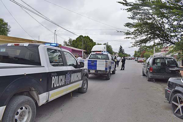 Escandaliza trío; vecinos los reporta