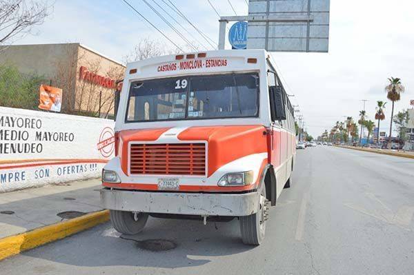 Camión choca contra taxi
