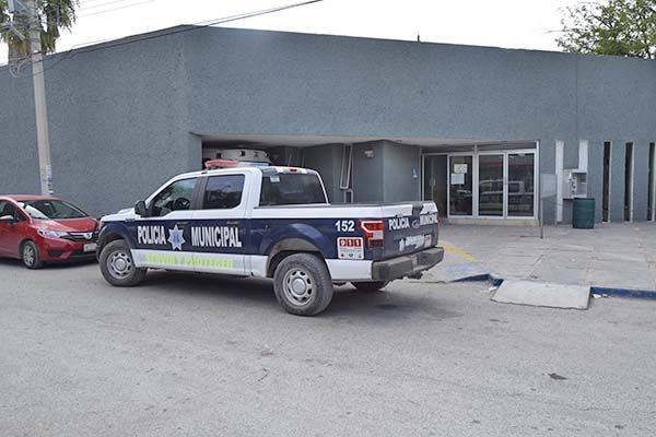 Desconocidos le dan golpiza