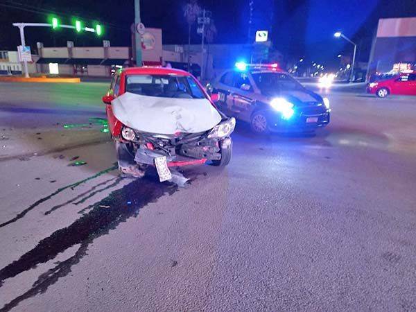 Ambulancia impacta auto en el Pape