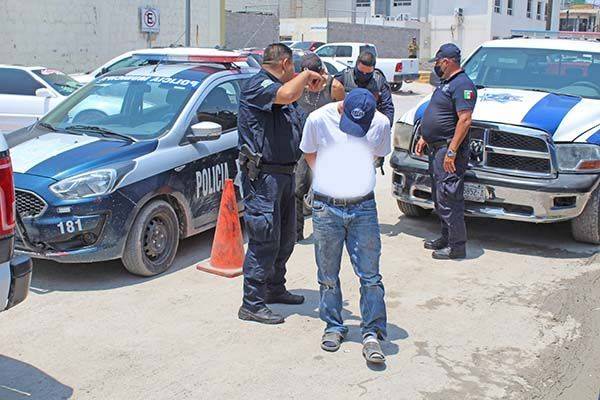 Reportan vecinos a par de toxicómanos