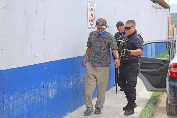 Molesta Salvadoreño a transeúntes en ZC