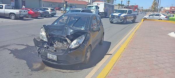 Choca atrabancado por alcance en el Pape