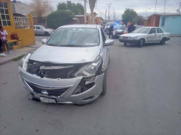 Mujer se embarra contra Servi Taxi