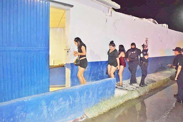 Pelean mujeres por caricias de clientes
