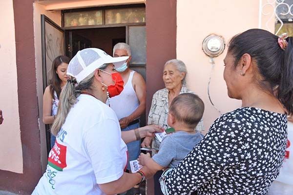 Visita Gladys Ayala a las mamás de SB