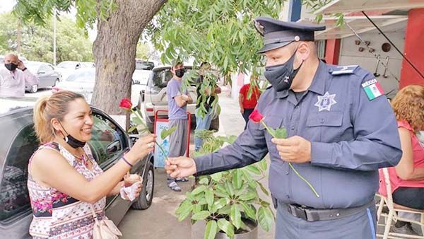 Celebra Manolo Jiménez a las mamás de Saltillo