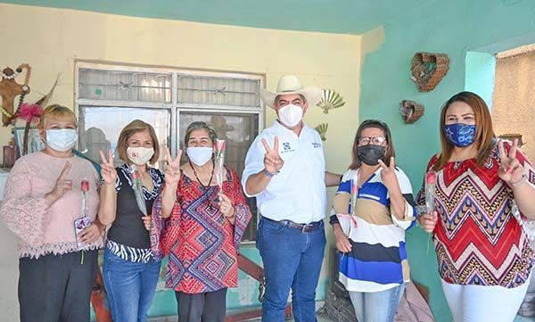 Convive Alfredo Paredes con las mamás en su día