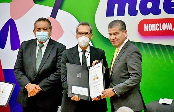 Presente Agustín Ramos en preseas a los maestros