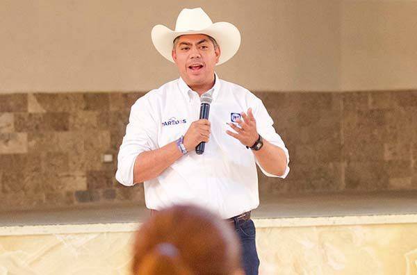Se reúnen más de 200 mujeres con Paredes