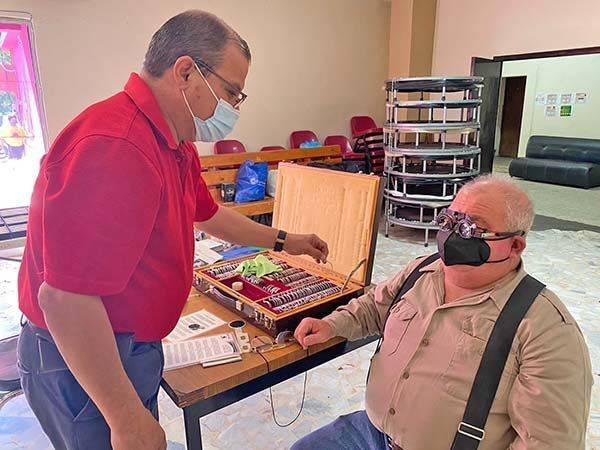 Acuden adultos mayores a campaña de lentes en SB