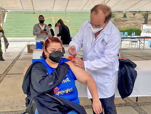 Aplican más de 2 mil vacunas a maestros