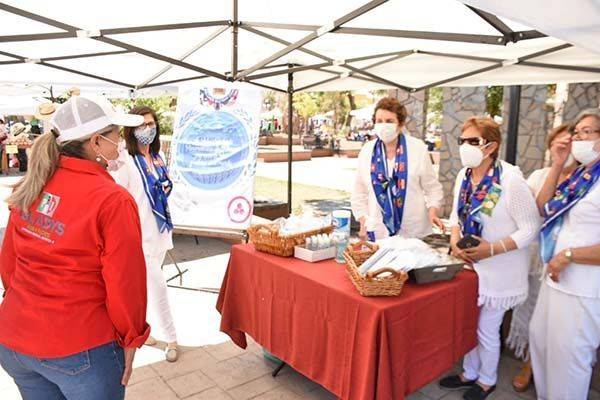 Gladys visita Corredor Artesanal de Múzquiz