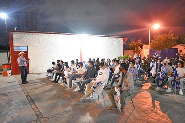 Se suman jóvenes a Dávila y Paredes