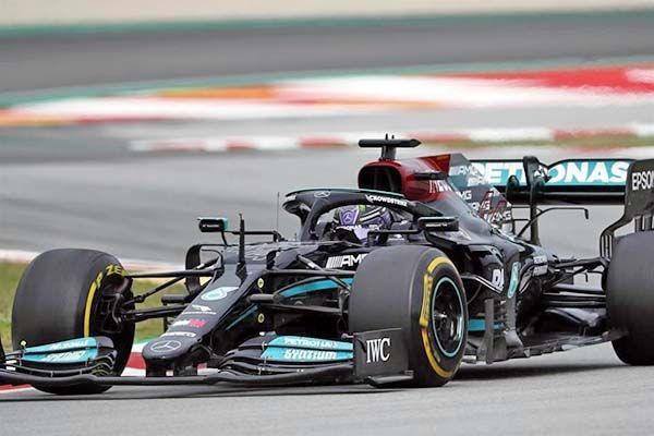 Iguala Hamilton a Schumacher en España