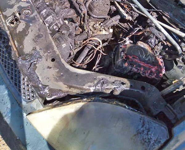 Arde auto por corto circuito