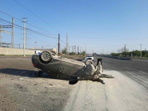 Vuelca y abandona su vehículo en la 57