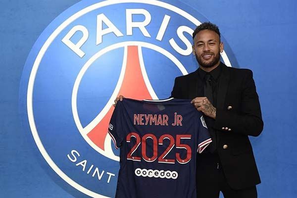 Firma Neymar con el PSG hasta 2025