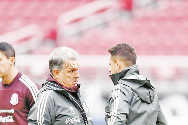 Le pone ‘Tata’ la cruz a ‘Chicharito’