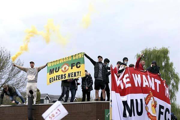 Aplazan Manchester United-Liverpool tras protestas