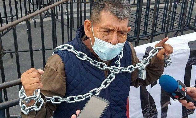 Se encadena paciente con cáncer en Palacio Nacional