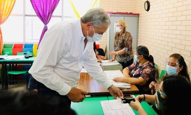 EMITE CHEMA FRAUSTRO SU VOTO