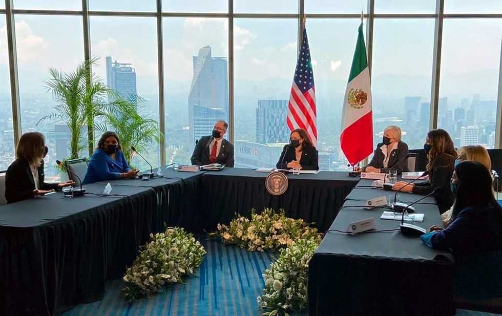 Reta Harris a empresarias a lograr la paridad salarial