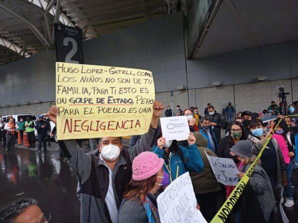 Organizaciones civiles se manifiestan en el Aeropuerto Internacional de la Ciudad de México