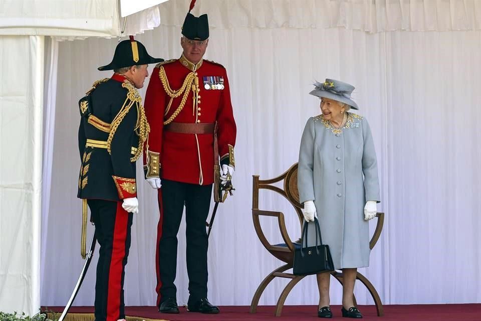 Celebra Reina Isabel cumpleaños con reducida ceremonia