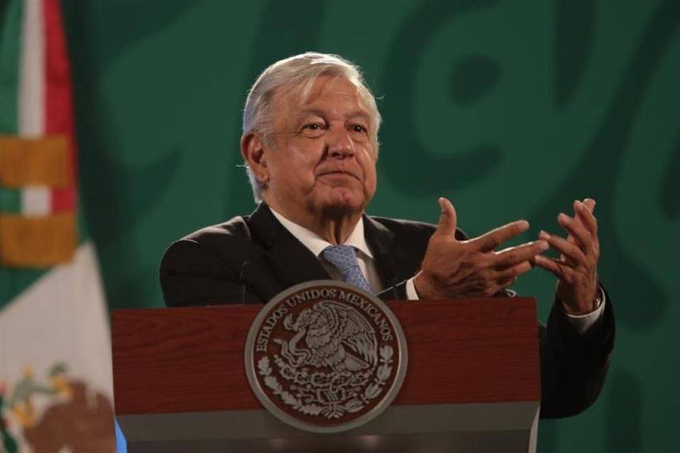 Promete AMLO reapertura de L-12 en un año