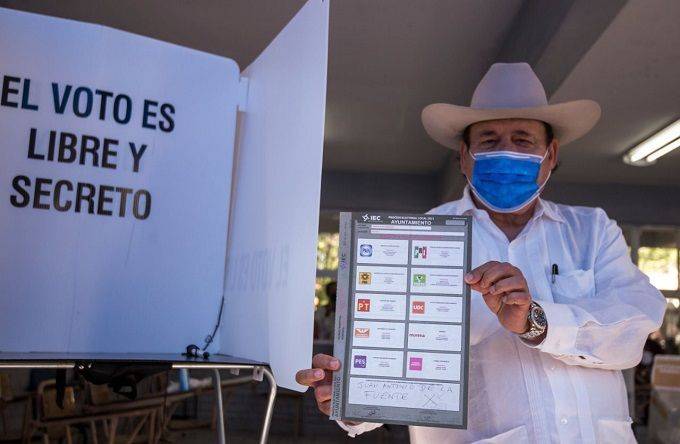 ARMANDO GUADIANA VOTÓ POR JUAN ANTONIO DE LA FUENTE; LLAMA EL CANDIDATO DE MORENA A EJERCER EL SUFRAGIO LIBRE